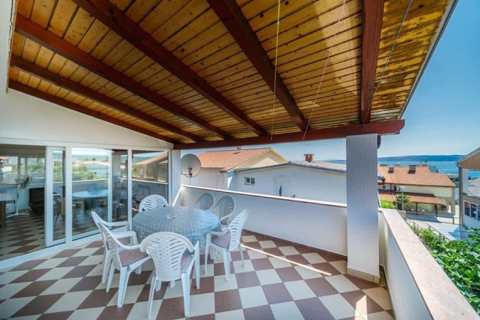 Natalka 5 + 2, Apartments Božena, near beach in Krk, Croatia Krk